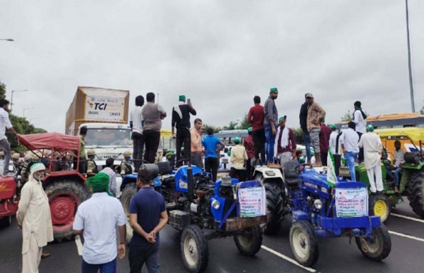 Farmers Parked Tractors In The Middle Of The Noida Greater Noida