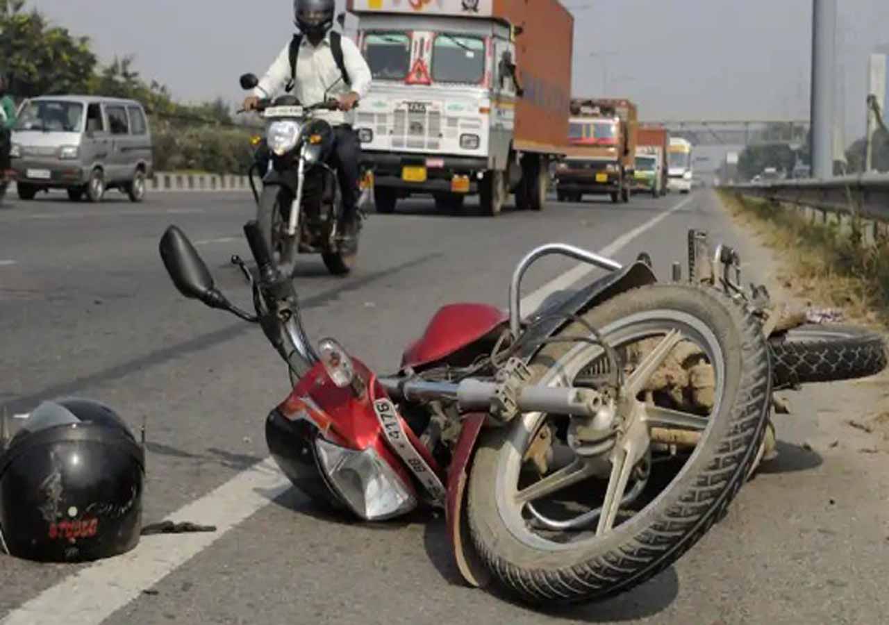 Bike rider dies in an accident on Noida Expressway