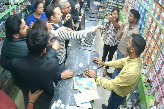 Bullies Entered Shop And Beat Up A Medical Store Operator In Greater Noida West ग्रेटर नोएडा