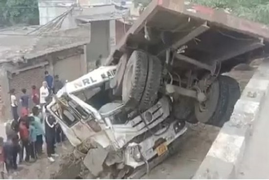 देश – ट्रक अनियंत्रित होकर रेलिंग तोड़कर नीचे गिरने से ड्राइवर की हुई मौत, युवती घायल – #IndiaSamachar