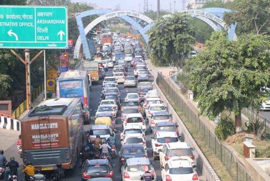 People Are Struggling With Long Traffic Jams On The Noida-Delhi Border ...