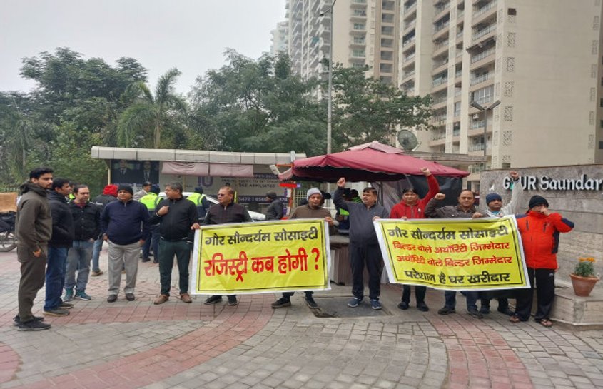 गौर सौंदर्यम सोसाइटी के निवासियों ने किया प्रदर्शन, योगी आदित्यनाथ से मांगी मदद