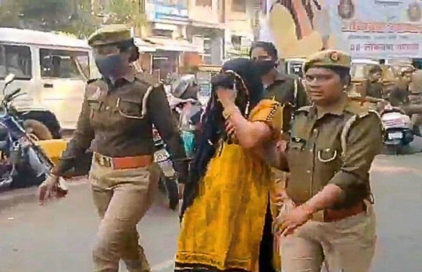 गाज़ियाबाद पुलिस से परेशान लोनी की महिला ने लखनऊ में किया आत्मदाह का प्रयास