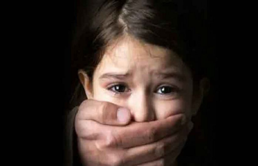 Neighbor raped 11 year old girl, police sent her to jail पड़ोसी ने 11  वर्षीय बच्ची के साथ किया दुष्कर्म, पुलिस ने भेजा जेल