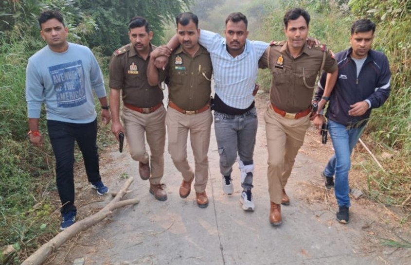 पुलिस ने बाइक सवार दो बदमाशों को मुठभेड़ के बाद दबोचा, एक आरोपी गोली लगने से हुआ घायल