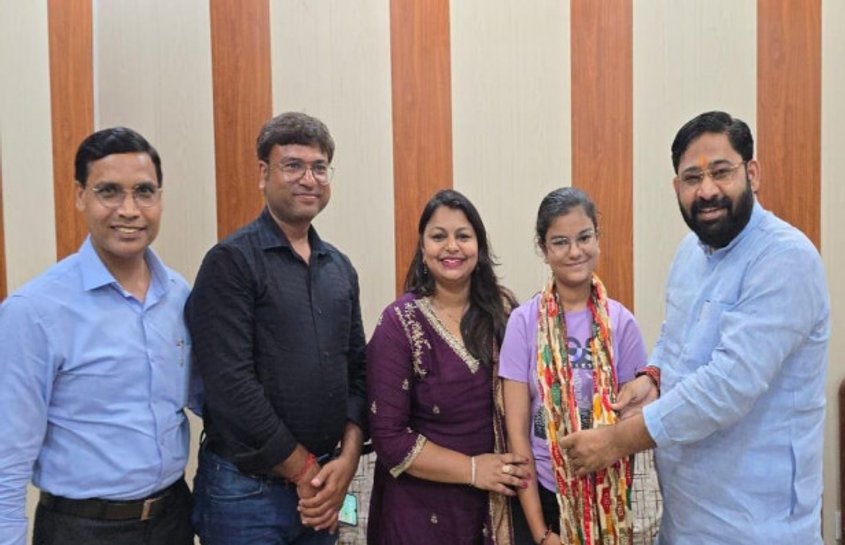 सिकंदराबाद की अव्वल छात्रा शिवांशी को विधायक लक्ष्मी राज ने सम्मानित किया, बोले- यह बेटी पूरे बुलंदशहर का गर्व