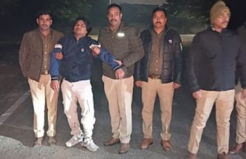 पुलिस ने इनामी बदमाश को मारी गोली, गैंगस्टर एक्ट में चल रहा था फरार