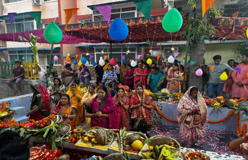 नोएडा में महिलाओं ने अस्ताचलगामी सूर्य को दिया अर्घ्य, छठी मैया के गीतों से भक्तिपूर्ण हुआ माहौल